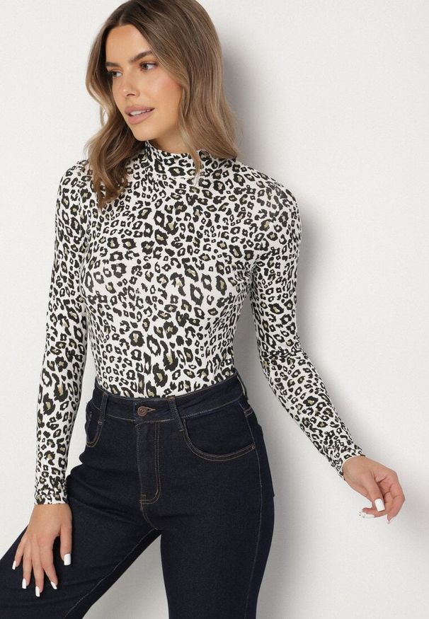 Born2be - Czarno-Biała Bawełniana Bluzka w Panterkę z Golfem i Długim Rękawem Falumea. Okazja: na co dzień. Typ kołnierza: golf. Kolor: czarny. Materiał: bawełna. Długość rękawa: długi rękaw. Długość: długie. Wzór: motyw zwierzęcy. Styl: elegancki, klasyczny, casual