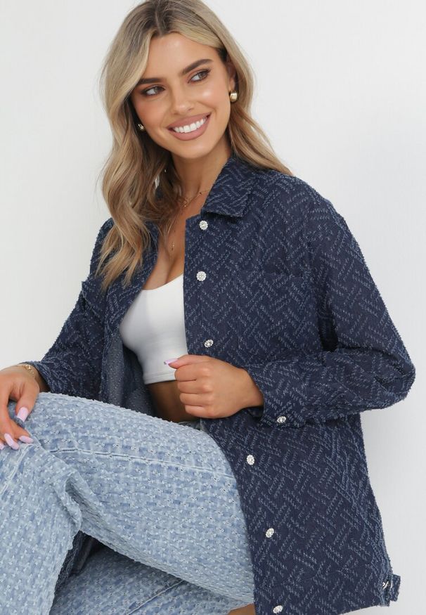 Born2be - Granatowa Koszulowa Kurtka z Cyrkoniami i Geometrycznym Wzorem z Jeansu Kaiulani. Kolor: niebieski. Materiał: jeans. Wzór: geometria. Sezon: wiosna, lato
