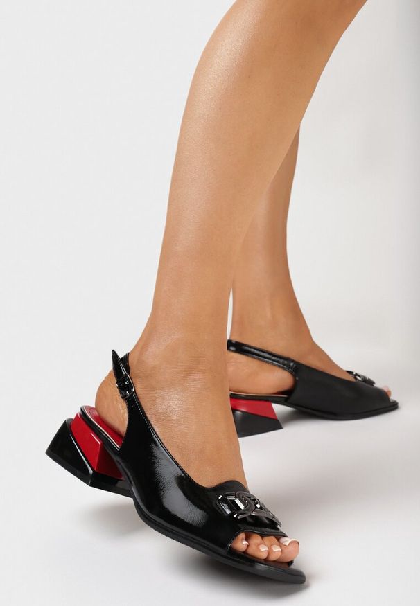 Born2be - Czarno-Czerwone Sandały na Ozdobnym Słupku z Klamerką i Noskiem Peep Toe Laseria. Nosek buta: otwarty. Kolor: czarny. Obcas: na słupku. Styl: elegancki