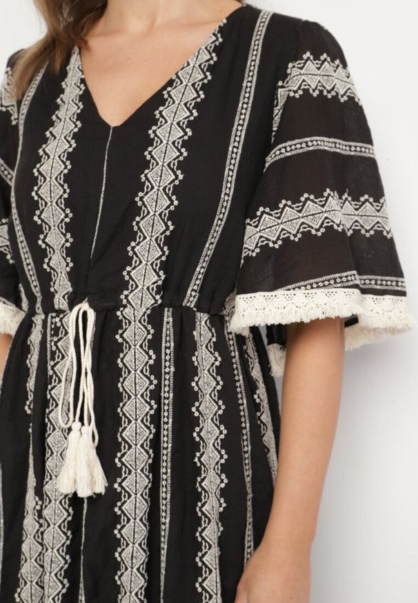 Born2be - Czarna Bawełniana Sukienka Boho o Rozkloszowanym Kroju z Wiązaniem i Haftem Korithira. Okazja: na co dzień, na spacer. Typ kołnierza: dekolt w serek. Kolor: czarny. Materiał: bawełna. Wzór: haft. Sezon: lato. Typ sukienki: rozkloszowane. Styl: boho