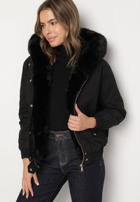 Born2be - Czarna Kurtka Bomberka z Futrzanym Obszyciem i Kapturem Rannasa. Okazja: na co dzień. Kolor: czarny. Materiał: futro. Styl: casual #4
