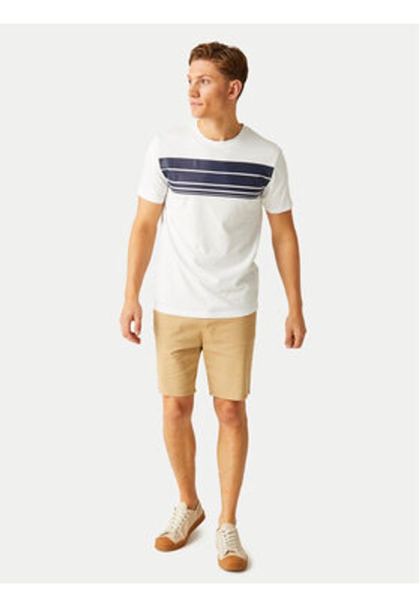 Regatta Szorty materiałowe Sabden RMJ304 Beżowy Slim Fit. Kolor: beżowy. Materiał: bawełna