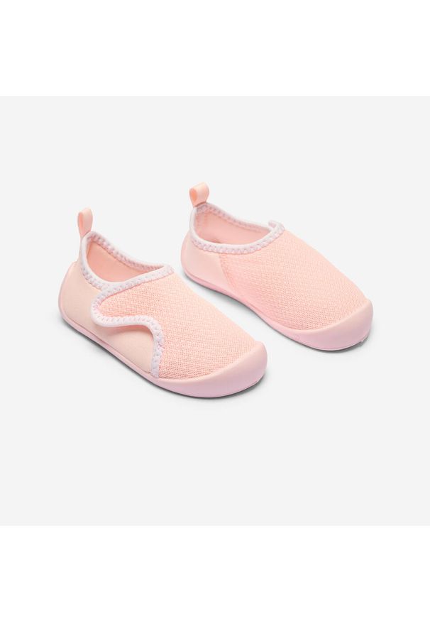 Decathlon - Buty dla dzieci Domyos. Zapięcie: rzepy. Kolor: biały, różowy, wielokolorowy. Materiał: materiał. Szerokość cholewki: normalna. Sport: joga i pilates, turystyka piesza