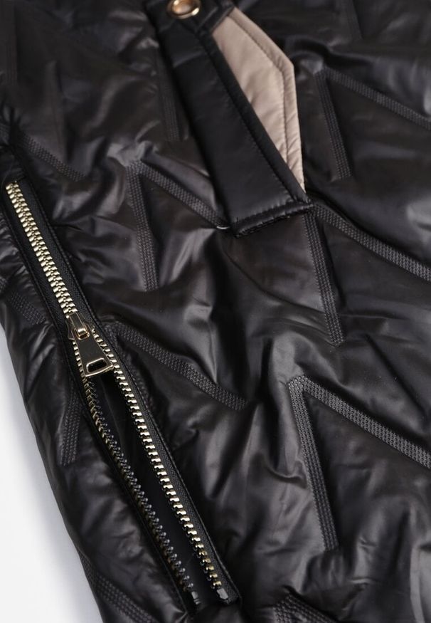 Renee - Czarna Długa Kamizelka Pikowana z Nieodpinanym Kapturem Semaea. Kolor: czarny. Materiał: prążkowany, jeans. Długość: długie. Styl: street