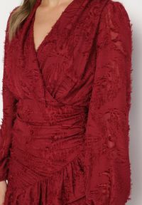Born2be - Bordowa Kopertowa Sukienka Koronkowa z Bufiastymi Rękawami Falbankami i Marszczeniem Demeriana. Typ kołnierza: kołnierz z falbankami. Kolor: czerwony. Materiał: koronka. Długość rękawa: krótki rękaw. Typ sukienki: kopertowe #7