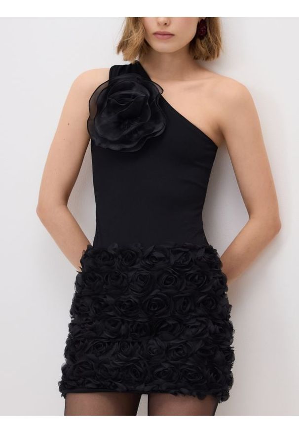 Reserved - Top z różą - czarny. Kolor: czarny. Materiał: dzianina, wiskoza