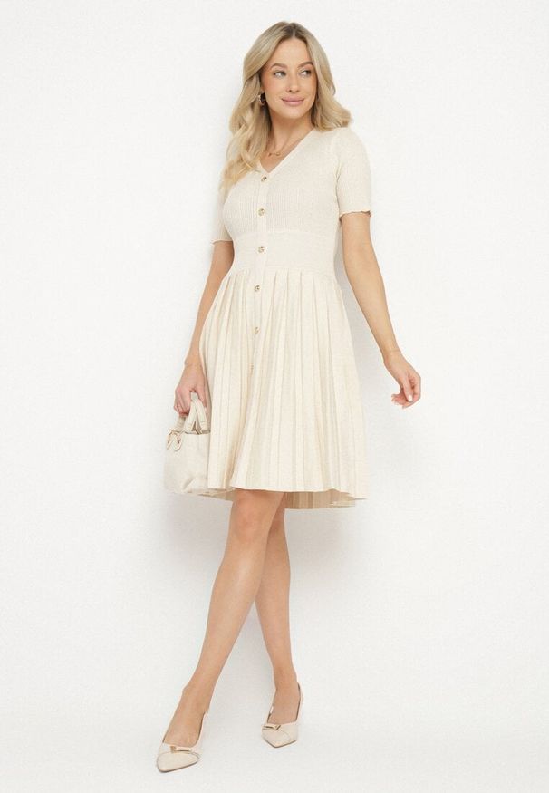 Born2be - Jasnobeżowa Sukienka z Wiskozy o Rozkloszowanym Kroju z Plisami i Guzikami Alusena. Okazja: na co dzień. Kolor: beżowy. Materiał: wiskoza. Typ sukienki: rozkloszowane. Styl: casual, elegancki