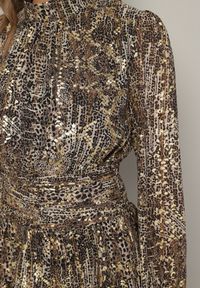 Born2be - Brązowa Rozkloszowana Sukienka w Panterkę z Falbankami i Gumkami w Pasie Tinnorisa. Okazja: na imprezę. Typ kołnierza: kołnierz z falbankami. Kolor: brązowy. Wzór: motyw zwierzęcy. Typ sukienki: rozkloszowane. Styl: elegancki #6