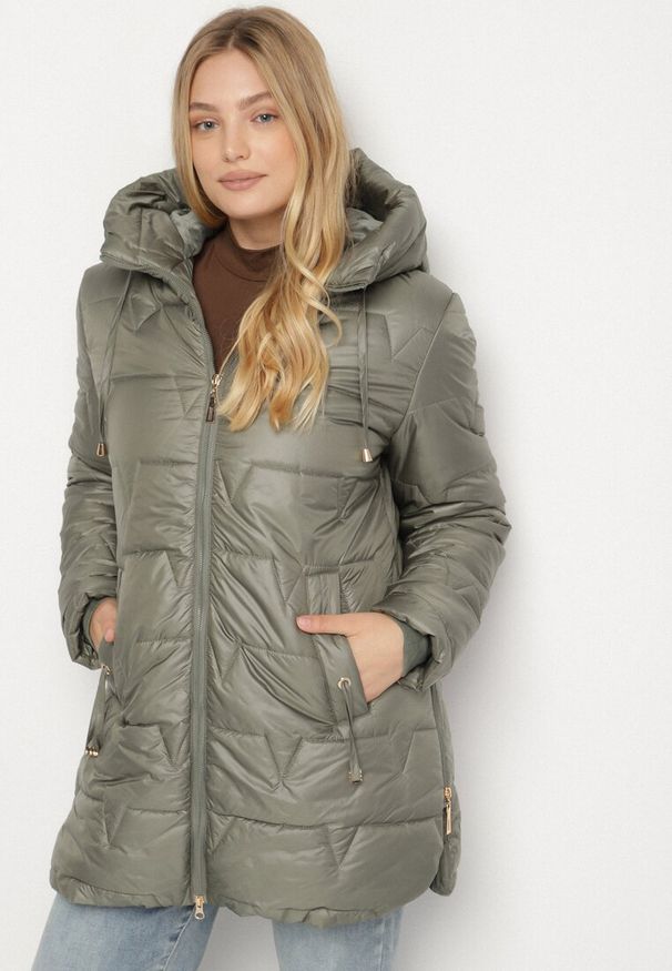 Born2be - Zielona Pikowana Kurtka o Prostym Kroju z Kapturem Nalarea. Okazja: na co dzień. Typ kołnierza: kaptur. Kolekcja: plus size. Kolor: zielony. Materiał: jeans, poliester, dzianina. Styl: klasyczny, casual, elegancki