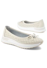 Półbuty damskie Filippo, cholewka ze skóry naturalnej z subtelną perforacją wsuwany fason z ozdobną kokardą, beżowe, DP6718/26. Okazja: na co dzień. Kolor: beżowy. Materiał: skóra. Szerokość cholewki: normalna. Wzór: ażurowy, aplikacja. Sezon: wiosna, lato. Styl: casual, elegancki #6