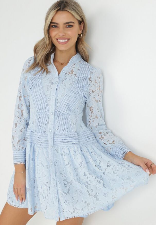 Born2be - Niebieska Koszulowa Sukienka z Koronką Jolley. Kolor: niebieski. Materiał: koronka. Długość rękawa: długi rękaw. Wzór: koronka. Typ sukienki: koszulowe. Długość: mini