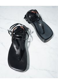 AMINA MUADDI - Czarne sandały Jamie. Zapięcie: pasek. Kolor: czarny. Materiał: guma #8