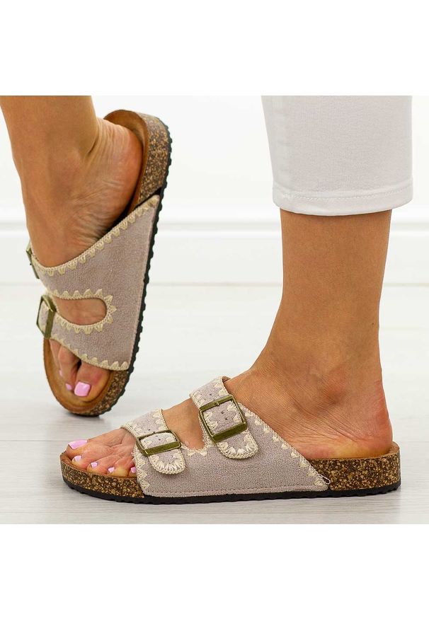 POTOCKI - Khaki klapki damskie Potocki 17302. Okazja: na spacer, na co dzień, do domu. Kolor: brązowy. Materiał: zamsz. Sezon: wiosna, lato. Styl: casual, elegancki, klasyczny, wakacyjny