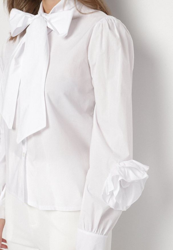 Born2be - Biała Koszula z Ozdobnym Wiązaniem i Falbankami Zalimira. Okazja: na co dzień. Typ kołnierza: kołnierz z falbankami. Kolor: biały. Materiał: jeans. Styl: elegancki, casual