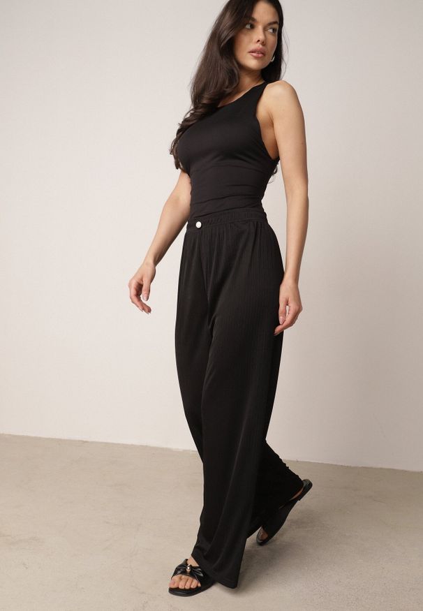 Born2be - Czarne Szerokie Spodnie z Teksturalnej Tkaniny z Ozdobnym Guzikiem Liphia. Okazja: do pracy, na co dzień, na spotkanie biznesowe. Stan: podwyższony. Kolor: czarny. Materiał: tkanina. Długość: długie. Styl: biznesowy, casual