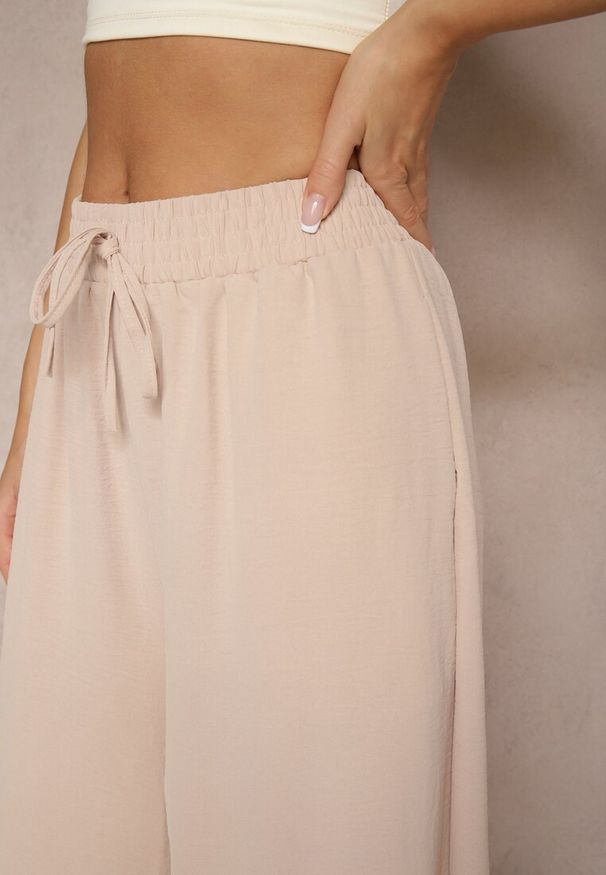 Renee - Beżowe Spodnie Palazzo o Szerokim Kroju Ozdobione Sznurkiem Ularira. Okazja: na spotkanie biznesowe. Kolor: beżowy. Wzór: aplikacja. Styl: biznesowy, elegancki, street