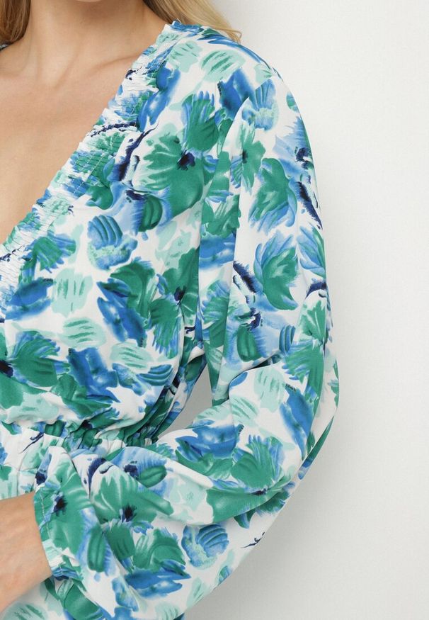 Born2be - Zielona Kopertowa Sukienka w Kwiaty z Rozkloszowanym Dołem Elvezia. Okazja: na co dzień. Typ kołnierza: dekolt w kształcie V. Kolor: zielony. Długość rękawa: długi rękaw. Wzór: kwiaty. Typ sukienki: kopertowe. Styl: casual, elegancki