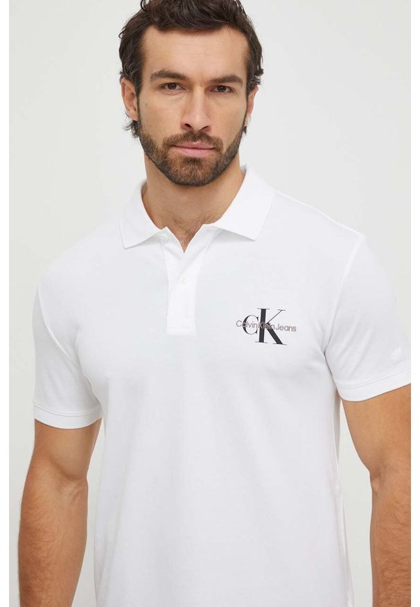 Calvin Klein Jeans polo męski kolor biały z nadrukiem. Typ kołnierza: polo. Kolor: biały. Materiał: dzianina. Długość: krótkie. Wzór: nadruk