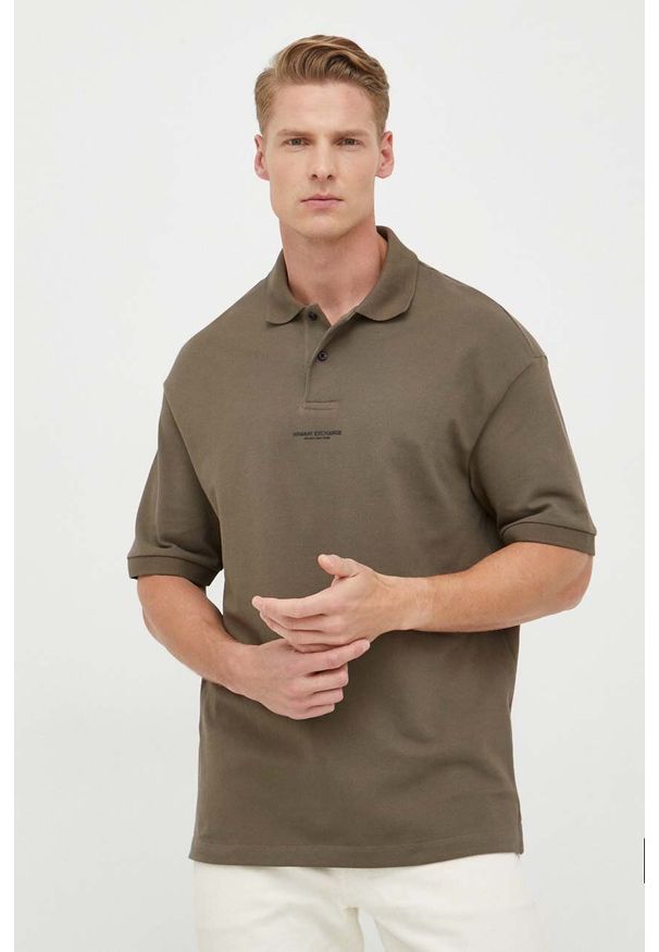 Armani Exchange polo bawełniane kolor zielony z nadrukiem. Typ kołnierza: polo. Kolor: zielony. Materiał: bawełna. Długość: krótkie. Wzór: nadruk
