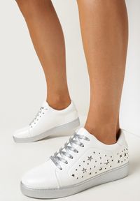 Born2be - Biało-Srebrne Sneakersy Sznurowane Tazaya. Kolor: biały