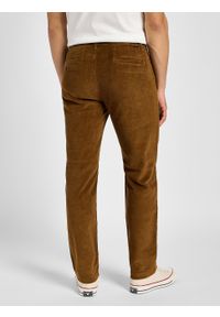 Lee - LEE MĘSKIE SPODNIE MATERIAŁOWE LEE REGULAR CHINO BUFFALO 112355777. Materiał: materiał