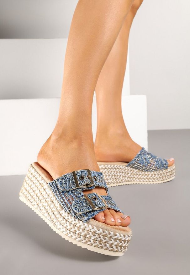 Renee - Niebieskie Tweedowe Klapki na Koturnie z Plecionką Desinora. Okazja: na co dzień, na imprezę. Kolor: niebieski. Materiał: jeans. Sezon: lato. Obcas: na koturnie. Styl: boho, casual, elegancki. Wysokość obcasa: średni