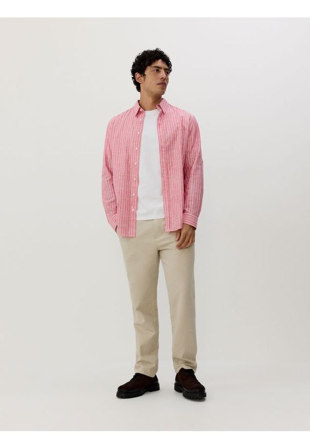 Reserved - Koszula regular fit w paski - fioletowy. Kolor: fioletowy. Materiał: tkanina, bawełna. Wzór: paski