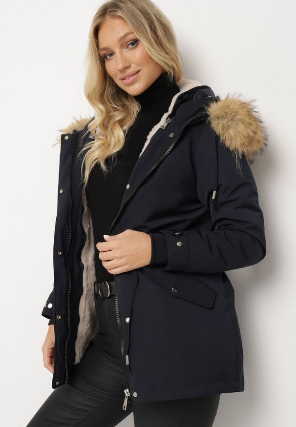 Born2be - Granatowa Zimowa Kurtka Parka z Odpinanym Futerkowym Zdobieniem i Kapturem Sialinnea. Okazja: na co dzień. Kolor: niebieski. Wzór: aplikacja. Sezon: zima. Styl: casual, elegancki, klasyczny