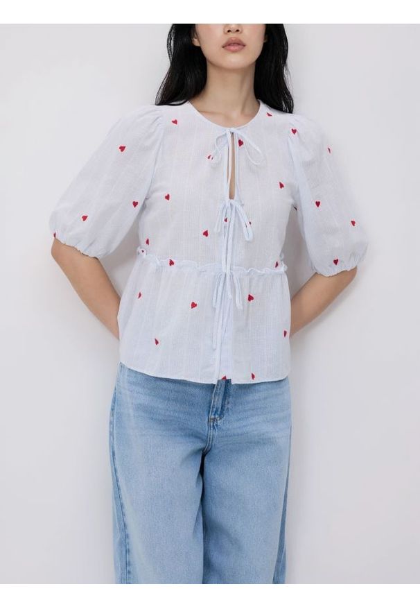 Reserved - Bluzka z baskinką - jasnoniebieski. Kolor: niebieski. Materiał: bawełna, tkanina