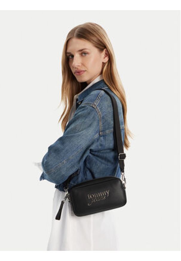 Tommy Jeans Torebka Tjw Bold Script Camera Bag AW0AW17897 Czarny. Kolor: czarny. Materiał: skórzane