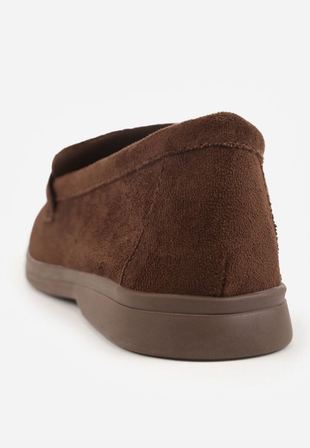 Renee - Brązowe Mokasyny z Imitacji Zamszu Zdobione Zawieszką i Przeszyciem Aezoris. Okazja: na co dzień. Kolor: brązowy. Materiał: zamsz. Wzór: aplikacja. Styl: casual, elegancki