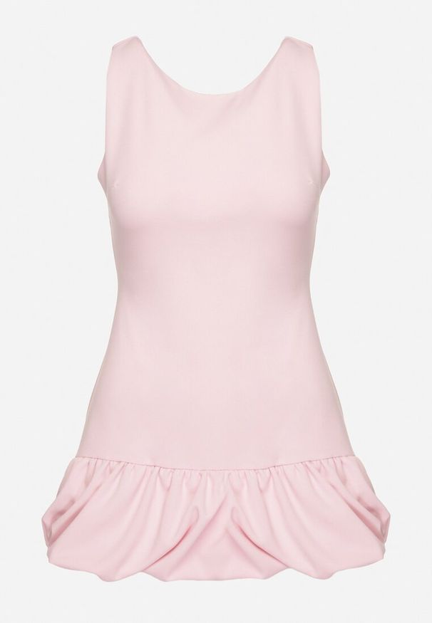 Born2be - Jasnoróżowy Taliowany Kombinezon Ozdobiony Falbanką Semiriela. Okazja: na co dzień. Kolor: różowy. Wzór: aplikacja. Styl: casual, klasyczny