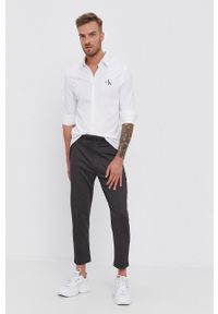 Calvin Klein Jeans - Koszula bawełniana. Okazja: na co dzień. Typ kołnierza: kołnierzyk klasyczny. Kolor: biały. Materiał: bawełna. Długość rękawa: długi rękaw. Długość: długie. Styl: casual, klasyczny #4