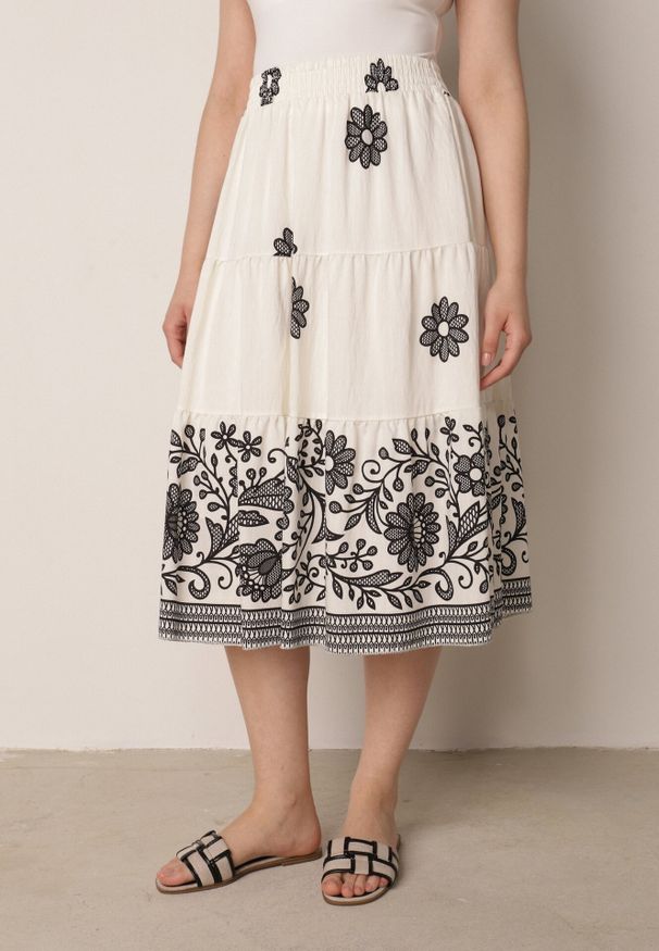 Born2be - Biało-Czarna Rozkloszowana Spódnica z Wiskozy w Kwiatowy Wzór Masterore. Okazja: do pracy, na co dzień. Kolor: biały. Materiał: wiskoza. Wzór: kwiaty. Styl: casual