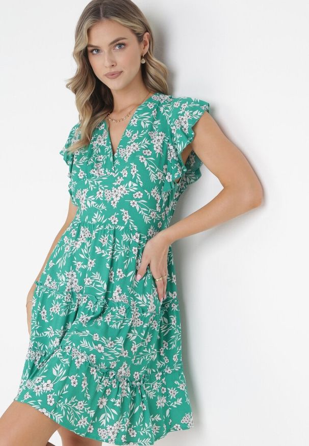 Born2be - Zielona Sukienka Rozkloszowana z Falbankami Pillia. Typ kołnierza: kołnierz z falbankami. Kolor: zielony. Typ sukienki: kopertowe. Długość: mini