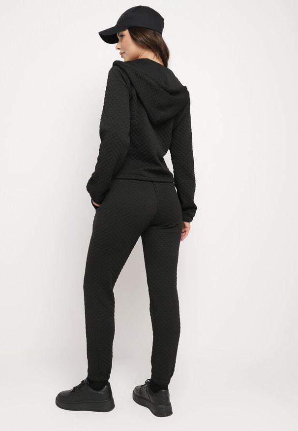 Born2be - Czarny Pikowany Komplet Dresowy z Bawełną Bluza z Kapturem i Spodnie Joggery Evalisseia. Kolor: czarny. Materiał: bawełna, dresówka