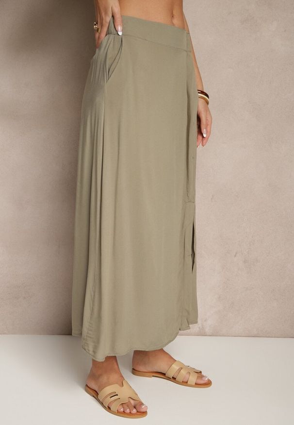 Renee - Zielona Rozkloszowana Spódnica z Wiskozy z Kieszeniami Galmira. Okazja: na co dzień. Kolor: zielony. Materiał: wiskoza. Styl: klasyczny, elegancki, casual
