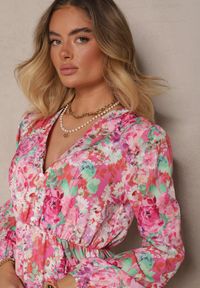 Renee - Różowa Sukienka w Kwiatowy Print o Rozkloszowanym Kroju z Dekoltem w Serek Janellia. Typ kołnierza: dekolt w serek. Kolor: różowy. Długość rękawa: długi rękaw. Wzór: kwiaty, nadruk. Typ sukienki: rozkloszowane #5