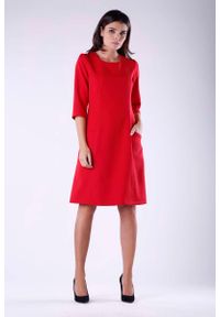 Nommo - Czerwona Luźna Sukienka przed Kolano z Kieszeniami. Kolor: czerwony. Materiał: poliester, wiskoza