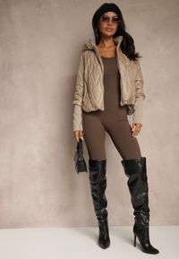 Renee - Beżowa Pikowana Kurtka o Pudełkowym Fasonie z Warstwowymi Rękawami Liotire. Okazja: na co dzień. Kolor: beżowy. Materiał: jeans, dzianina. Sezon: jesień. Styl: casual #4