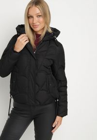 Born2be - Czarna Pikowana Kurtka z Kapturem i Bocznymi Zdobieniami Ollenea. Okazja: na spacer, na co dzień, na spotkanie biznesowe, do pracy. Typ kołnierza: kaptur. Kolor: czarny. Materiał: jeans. Wzór: aplikacja. Styl: casual, biznesowy, elegancki #6