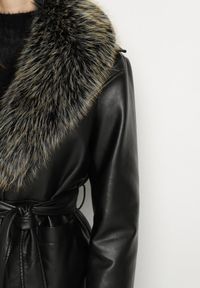 Born2be - Czarny Jednorzędowy Płaszcz z Imitacji Skóry z Wiązanym Paskiem i Odpinanym Futrem Semivora. Okazja: na co dzień. Kolor: czarny. Materiał: futro, skóra. Długość rękawa: długi rękaw. Długość: długie. Styl: elegancki, casual, rockowy #6