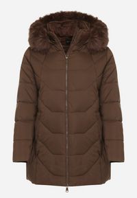 Born2be - Brązowa Pikowana Kurtka Zimowa z Kapturem i Futrem z Możliwością Odpięcia Fedrika. Okazja: na co dzień. Typ kołnierza: kaptur. Kolekcja: plus size. Kolor: brązowy. Materiał: futro. Sezon: zima. Styl: casual #4
