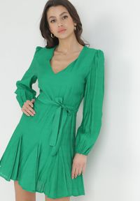 Born2be - Zielona Sukienka z Trójkątnym Dekoltem i Wiązaniem w Pasie Wesleig. Kolor: zielony. Materiał: materiał. Długość rękawa: długi rękaw. Długość: mini