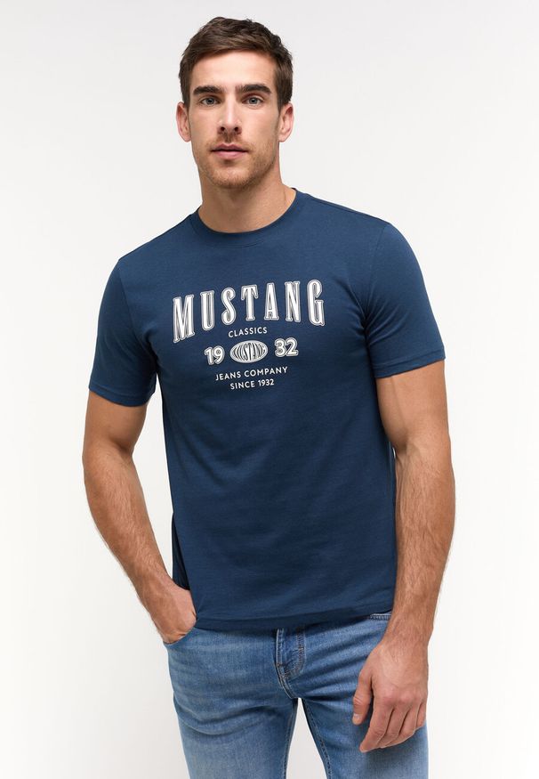 Mustang - MUSTANG AUSTIN MĘSKI T-SHIRT KOSZULKA NADRUK DRESS BLUES 1014938 5334. Wzór: nadruk