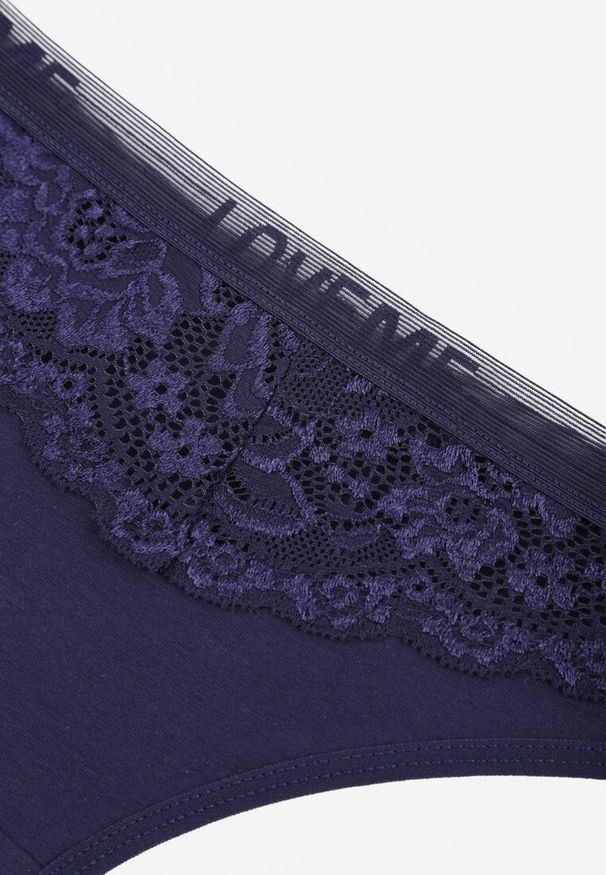 Renee - Granatowe Majtki Typu Stringi z Bawełną i Koronką Zeliche. Kolor: niebieski. Materiał: bawełna, koronka. Wzór: koronka