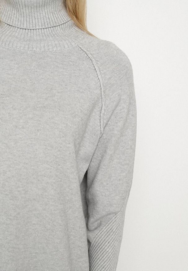 Born2be - Szary Klasyczny Golf z Dodatkiem Kaszmiru Zoirmosa. Okazja: na co dzień, do pracy, na spotkanie biznesowe. Typ kołnierza: golf. Kolor: szary. Materiał: kaszmir. Długość rękawa: długi rękaw. Długość: długie. Styl: klasyczny