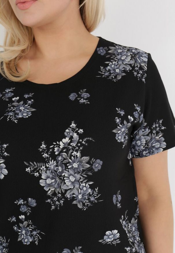Born2be - Czarna Bluzka Delastis. Okazja: na co dzień. Kolekcja: plus size. Kolor: czarny. Materiał: jeans. Długość: krótkie. Wzór: kwiaty, aplikacja. Styl: klasyczny, casual