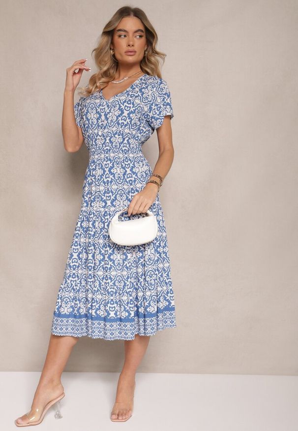 Renee - Niebieska Rozkloszowana Sukienka z Bawełny w Print Paisley Lanarisa. Okazja: na co dzień. Typ kołnierza: dekolt w kształcie V. Kolor: niebieski. Materiał: bawełna. Długość rękawa: krótki rękaw. Wzór: nadruk, paisley. Sezon: lato. Styl: casual, elegancki