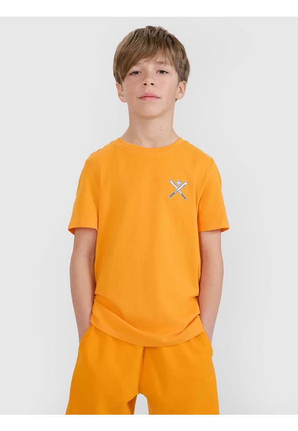 4f - 4F T-shirt regular z nadrukiem chłopięcy - pomarańczowy 134 (8-9 lat). Okazja: na co dzień. Kolor: pomarańczowy. Materiał: dzianina, bawełna, jersey. Długość rękawa: krótki rękaw. Długość: krótkie. Wzór: nadruk. Sezon: lato. Styl: klasyczny, sportowy, casual